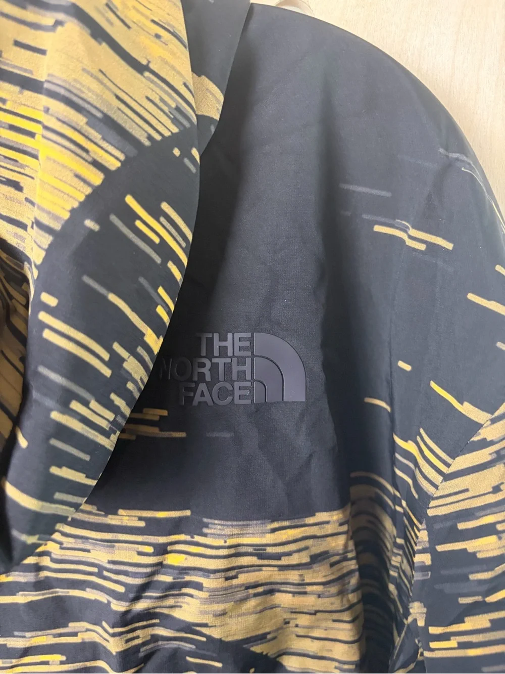 The North Face Men’s Cryos Windbreaker Jacket Medium